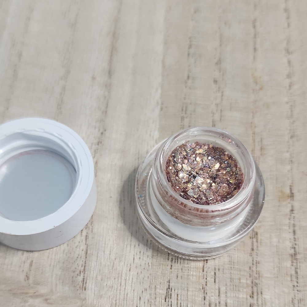 Shimmering Gold Glitter Eyeshadow